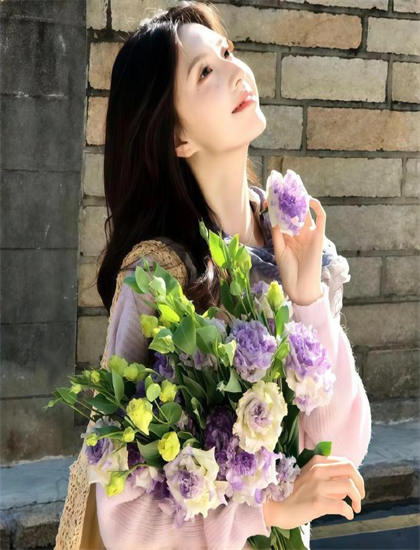 双语字幕：探索《小罗伊伍德：孤独的花》的奥秘：隐藏细节与深层意义